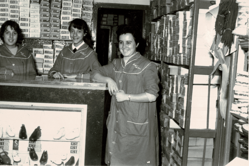 Joaquima Alentorn, Josefina Urpinell i Maria Alentorn, a l&#039;interior de la botiga del carrer de la Cort 20, l&#039;any 1959.