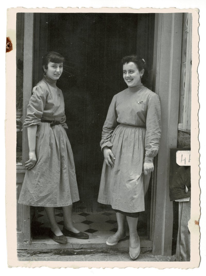 Pepita Fargas i Maria Alentorn, a la porta del n&uacute;mero 20 del carrer de la Cort, l&#039;any 1951.